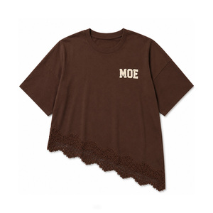 Camiseta Oversize Marrón para Mujer con Ribete de Encaje, Dobladillo Asimétrico, Manga Corta, Hombros Caídos, Bordado de Toalla y Logotipo Personalizado, Top de Algodón - Product Image 3