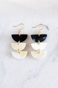 Boucles d'oreilles en corne de buffle, écologiques, faites à la main, bijoux d'oreille élégants, accessoire de mode pour un usage quotidien, finition élégante pour femmes - Product Image 2