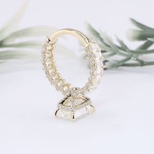 Anillo de compromiso de lujo para mujer de oro amarillo con diamante cultivado en laboratorio de corte esmeralda, banda de boda clásica con detalles de eternidad, fina y pesada. - Product Image 4