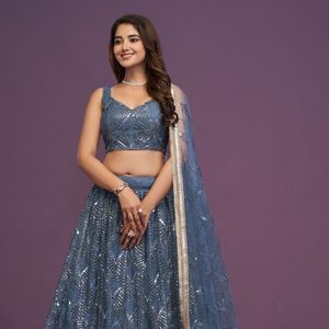 Ensemble Lehenga Choli pour femmes avec des broderies réelles en miroir, en zari et en paillettes, pour les occasions festives et les mariages - Product Image 3