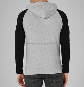 Sweat à capuche molletonné gris et noir pour homme, style athlétique décontracté, avec poches, disponible en OEM/ODM, idéal pour l'hiver et le streetwear. - Product Image 2