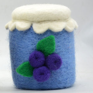 Pot de confiture en feutre de laine fait main avec des myrtilles réalistes sur le devant - Artisanat en feutre de laine doux et écologique - Product Image 4