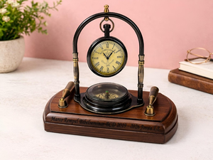 Horloge de bureau nautique vintage personnalisée avec boussole, horloge en métal antique sur base en bois, gravure personnalisée, marine, bureau - Product Image 1