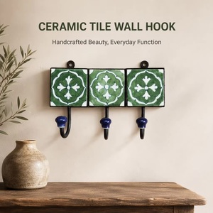 Perchero de pared de 3 ganchos de cerámica artesanal con diseño floral verde tradicional - Product Image 4