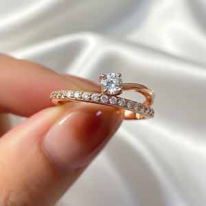 Elegante Anillo de Compromiso con Diamante de Corte Brillante de 0.50 Ct, Anillo de Boda con Engaste Pavé Personalizado, Estilo Infinito, Moderno, Plata 925 - Product Image 4