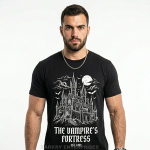 Camiseta Azul Marino con Estampado Gráfico Personalizado del Castillo Dark Haven Manor para Hombre, Proveedor de Ropa de Estilo Gótico Vintage de Alta Calidad 100% Algodón - Product Image 3