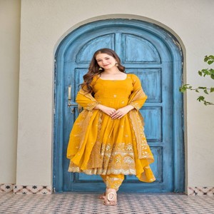 Ensemble Anarkali VASTRA COTTAGE élégant en soie épaisse et crépue avec broderie de fil pailleté, pantalon cousu et dupatta - Product Image 2
