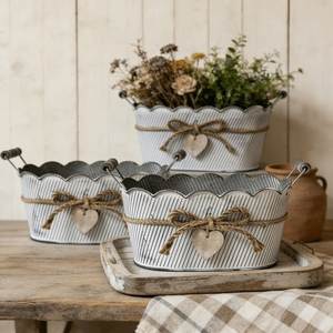 Panier de jardinage rustique en métal galvanisé avec bord festonné, poignée en corde et étiquette cœur, style ferme - Product Image 1