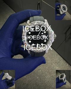 Montre bracelet personnalisée en acier inoxydable avec boîtier en moissanite glacée, diamants en moissanite VVS1 et verre en moissanite, résistance à l'eau 10 bars - Product Image 1