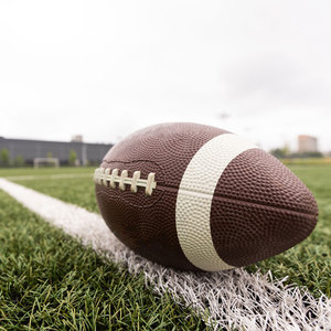 Ballon de football américain de taille officielle, cuir synthétique de qualité supérieure, ballon d'entraînement et de jeu pour une utilisation en extérieur et en intérieur - Product Image 2