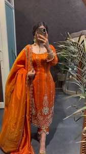 Ensemble de costume en soie Fendy long orange, comprenant un haut et un pantalon en soie Fendy, un dupatta avec broderie de fils et de sequins, et une bordure en dentelle à découpes sur 2 côtés. - Product Image 3