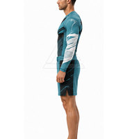 Ensemble rashguard et short MMA personnalisé avec design athlétique professionnel, tissu respirant pour la lutte, le fitness et l'exercice.