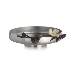 Bol de service doublement martelé en acier inoxydable de qualité supérieure, avec centre de table motif fleur dorée, idéal pour la salsa, les trempettes, les bars et les buffets - Product Image 2