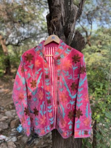 เสื้อแจ็คเก็ตปักลายดอกไม้กำมะหยี่สีชมพูทำมือสำหรับผู้หญิง |   เสื้อแจ็คเก็ตฤดูหนาวสไตล์โบโฮดีไซเนอร์ | - Product Image 1