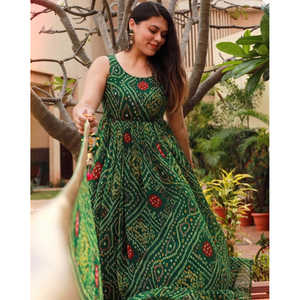 Robe Bandhej avec dupatta vert jardin, col carré, taille XS, taille naturelle - Product Image 5