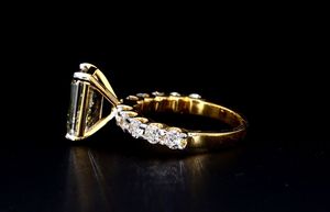 Bague de fiançailles en émeraude et diamant de qualité supérieure avec pierres latérales brillantes pour des célébrations de mariage et d'anniversaire élégantes - Product Image 6