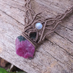 Pendentif artisanal en macramé marron avec pierre de zoïsite rubis et pierre de lune, collier bohème en pierres brutes, cordon réglable, bijoux de guérison - Product Image 5