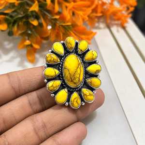 Anillo de Plata de Ley 925 Hecho a Mano con Turquesa Amarilla en Racimo, Gema Ovalada, Diseño Floral y Rayos de Sol, Joyería al por Mayor - Product Image 2