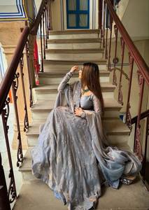 ชุดเสื้อผ้าไหมแฟนซีแบบ Anarkali ตกแต่งด้วยลูกปัดงานดีไซเนอร์ งานปักมือ และงานปักลายอย่างประณีต พร้อมกางเกง Plazzo และผ้าคลุมไหล่ ตัดเย็บสำเร็จพร้อมสวมใส่ - Product Image 4