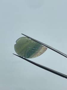 พลอยฟลูออไรต์ธรรมชาติรูปใบไม้ น้ำหนัก 23.50 กะรัต ขนาด 16.50x27 มม. สำหรับผู้หญิง - Product Image 3