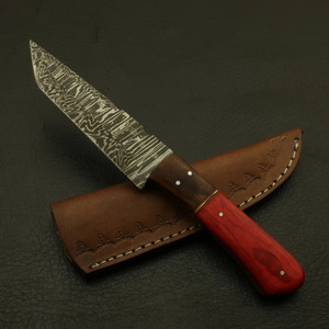 Cuchillo EDC de hoja fija de acero de Damasco con punta caída, forjado a mano, mango de madera Pakka roja, bolster de madera, para camping, bushcraft y uso general. - Product Image 4