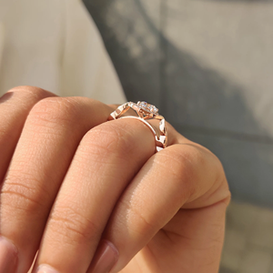 Anillo de Compromiso de Diamantes Redondos de Lujo en Estilo Halo, Oro y Plata, Joyería Nupcial de Laboratorio, Proveedor Mayorista en Línea - Product Image 4