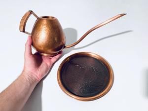 Arrosoir en cuivre à long bec avec poignée en bois et plateau pour plantes d'intérieur, usage décoratif pour balcon, fabriqué à la main en Inde - Product Image 4