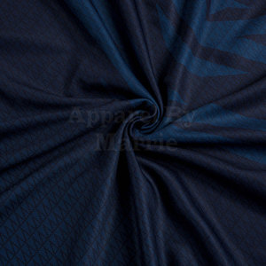 Tenue de football fabriquée en tissu respirant conçu pour garder les joueurs au frais et au sec pendant les matchs de football intenses - Product Image 6