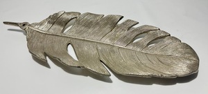 Plateau décoratif vintage en aluminium argenté, motif plume et feuille, en métal texturé, pour bibelots, bijoux et objets de rangement, centre de table et accent décoratif - Product Image 1