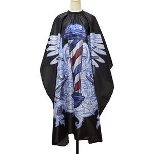 Cape de coiffure personnalisée noire avec motif de barbier et outils, anti-adhérente aux cheveux, pour usage en salon, sublimation permanente - Product Image 3