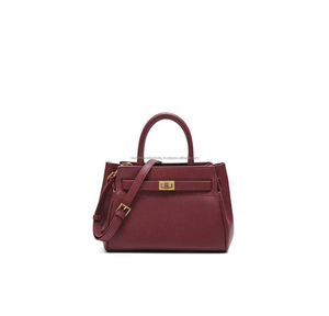 Bolsos y monederos de lujo hechos con combinaciones de nailon y cuero de alta gama - Product Image 1