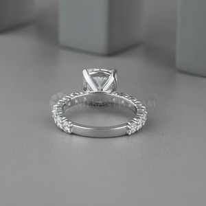 Bague en or blanc pavée de diamants de laboratoire au design tendance, taille coussin, certifiée IGI, pureté VVS, pour femme, en vente - Product Image 4