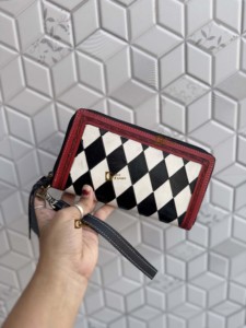 Bolso de mano de cuero tallado a mano con elegante diseño occidental, patrón de cuadros en blanco y negro con ribete rojo, para uso femenino. - Product Image 4
