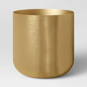 Elegante maceta metálica con superficie dorada, ideal para realzar espacios interiores o para regalar en ocasiones especiales. - Product Image 3