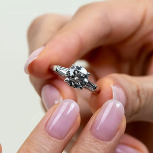 แหวนเพชร VVS ขนาด 2.00 กะรัต รับรองโดย IGI เพชรทรงกลมเพาะเลี้ยงในห้องปฏิบัติการ แหวนหมั้นเพชรสามเม็ด ทอง 18K/14K/10K  แบบกำหนดน้ำหนักได้ - Product Image 1