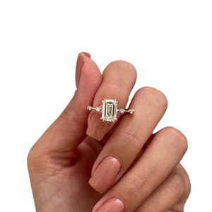 Bague de fiançailles de luxe en diamant de laboratoire taille émeraude 2 carats, inspirée de la nature, en or 14K, 18K ou platine - Product Image 1