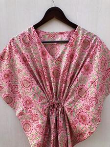 ชุดเดรสยาวผ้าฝ้ายอินเดียลายดอกไม้  แบบสบายๆ  เป็นมิตรกับสิ่งแวดล้อม เหมาะสำหรับใส่คลุมชุดว่ายน้ำหรือใส่เป็นชุดนอน  ตกแต่งด้วยขนนก  พร้อมดีไซน์เอวเข้ารูป - Product Image 3