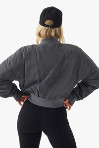 Chaqueta bomber acolchada para mujer con logotipo personalizado, de color sólido, con cierre de cremallera, cuello alto y mangas largas. - Product Image 2