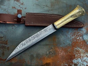 Couteau de chasse en acier damas forgé à la main avec manche en os de chameau et étui en cuir, lame à pointe tombante - Product Image 1