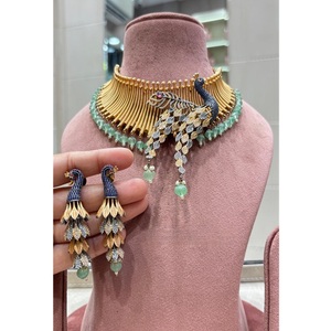 Ensemble collier ras-de-cou et boucles d'oreilles tendance en laiton plaqué or avec moissanite de qualité supérieure, idéal pour les mariages et les soirées - Product Image 1