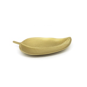 Plat de service décoratif en aluminium de qualité export, en forme de feuille, pour la maison, la cuisine, l'hôtel et le marché de gros mondial - Product Image 1