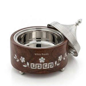 Olla térmica de madera artesanal con incrustaciones florales árabes tradicionales y tapa cónica de acero inoxidable. - Product Image 3