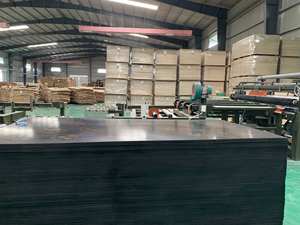 Mejor Precio en Vietnam, Lámina de Madera Contrachapada Ecológica de 9-12-15-18 mm, Tablero Fenólico Recubierto con Película Negra de 4x8, Material de Construcción - Product Image 2