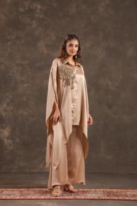 Caftán beige de viscosa con pantalón - Elegante vestido informal transpirable de verano para invitadas de boda - Product Image 3