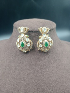 Boucles d'oreilles pendantes en cristal vert Amaira Jewels, strass blancs, design floral argenté, design ethnique pour femmes, provenant du Rajasthan - Product Image 2