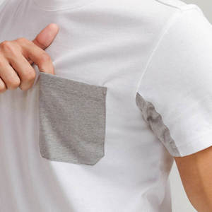 T-shirt en coton blanc pour homme avec poche grise, manches courtes, coupe classique, col rond, tissu jersey décontracté - Product Image 3