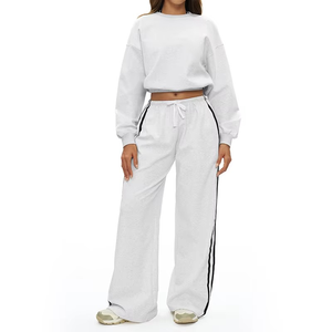 Ensemble de survêtement pour femme en coton et polyester, coupe ample, avec logo personnalisé, bandes latérales, vêtements de sport de luxe de haute qualité - Product Image 3