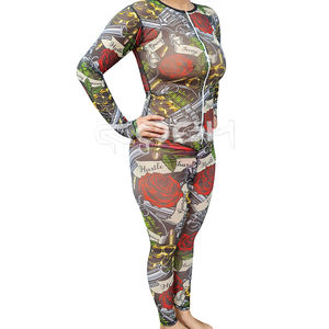 Camisa ajustada con cremallera y estampado de tatuajes y leggings de cintura alta - Product Image 3