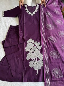 Compre un conjunto exclusivo de Kurti, pantalón y dupatta de corte recto con borde decorativo, hecho con tela de algodón puro de alta calidad, para las próximas festividades. - Product Image 5