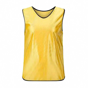 เสื้อกีฬาซ้อมฟุตบอลสีแดงสำหรับผู้ใหญ่แบบ unisex  คอทรงกลม ผ้าโพลีเอสเตอร์ ระบายอากาศได้ดี  ไม่มีแขน  รับออกแบบโลโก้และดีไซน์ตามสั่ง  ใส่ได้ทุกฤดู - Product Image 3
